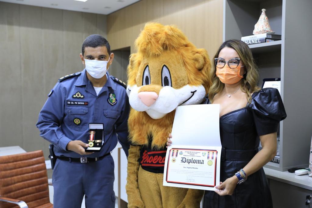 Primeira-dama Virginia Mendes recebe homenagem do Proerd