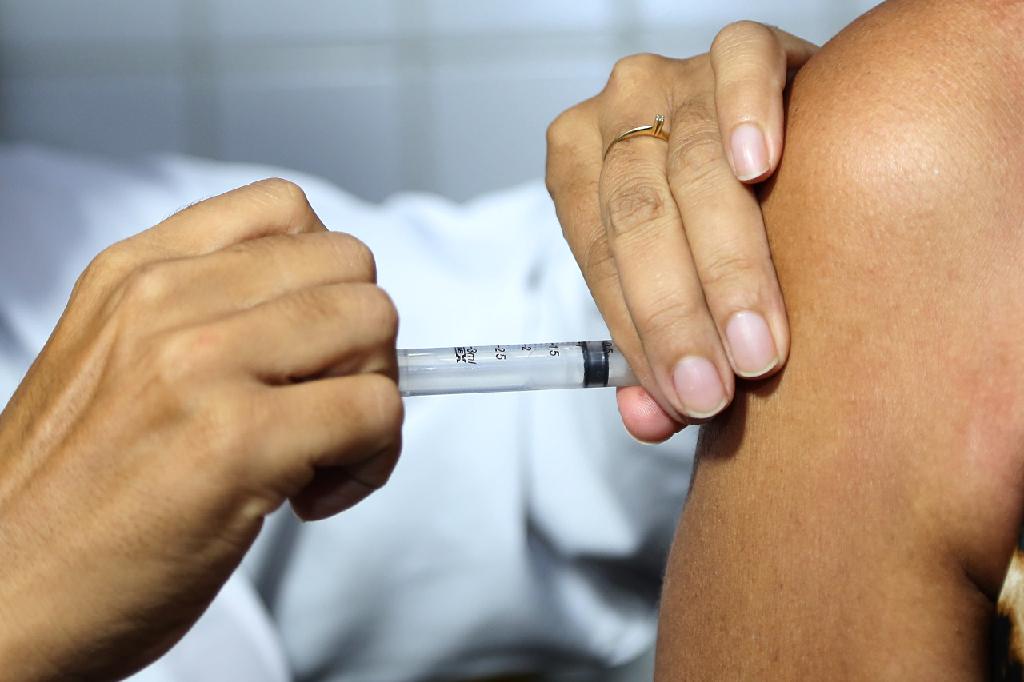 Primeiro mato-grossense será vacinado nesta segunda-feira (18) às 20h30