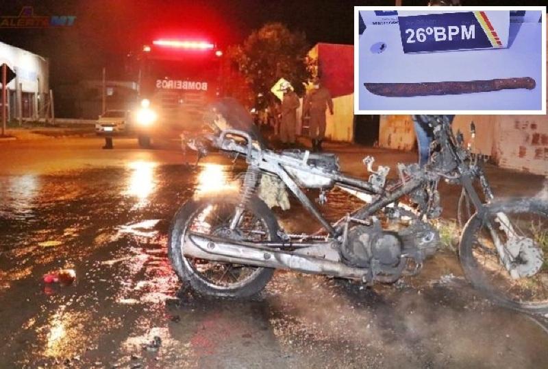 Homem coloca fogo na moto da esposa e ameaça policiais com facão em MT