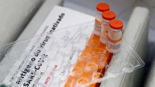 Brasil espera 5,4 mil litros de insumos da CoronaVac a 3 de fevereiro