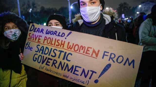 Protestos na Polônia contra proibição quase total da prática do aborto