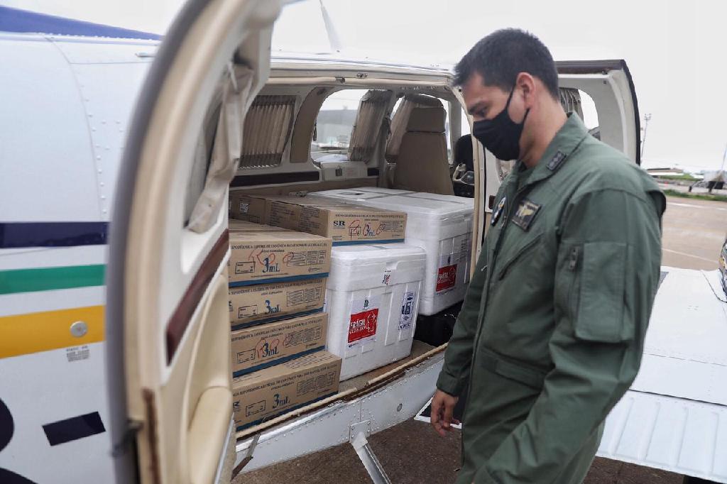 Vacinas são enviadas via transporte aéreo e terrestre aos 16 polos regionais do Estado