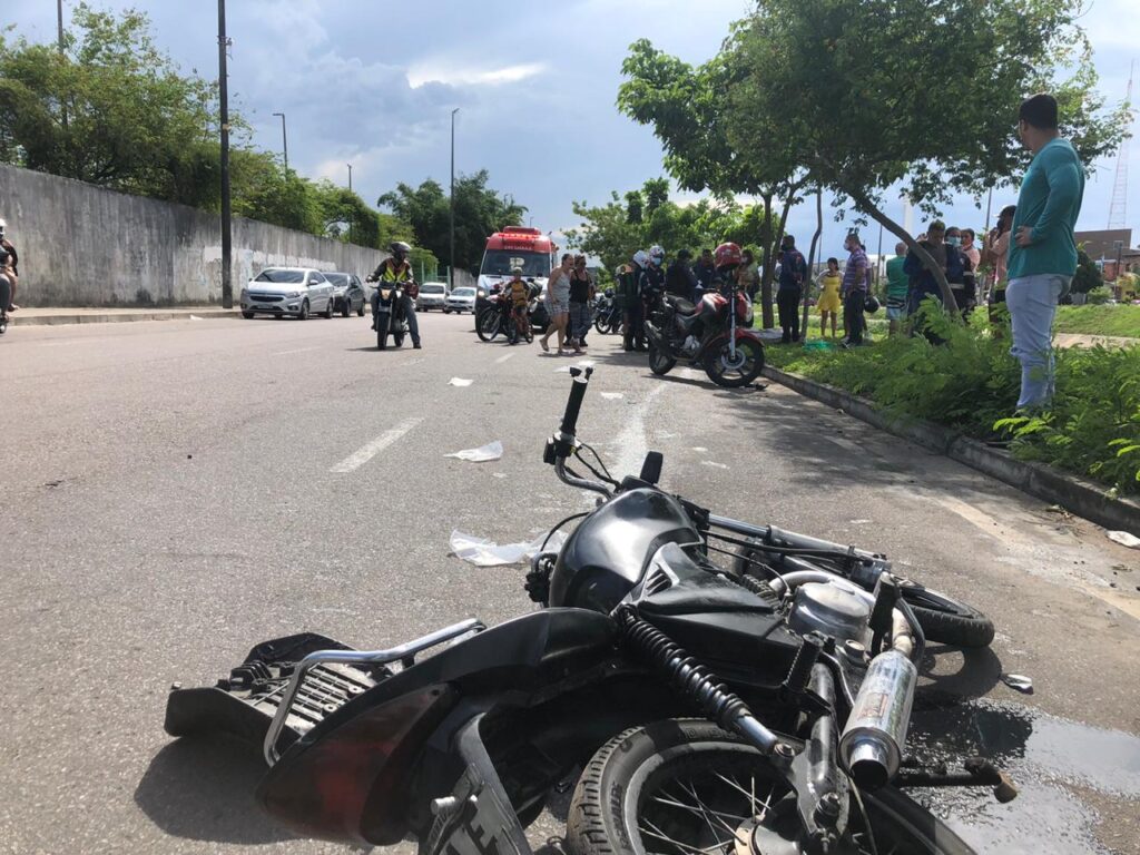 Adolescente morre após empinar moto e bater em árvore