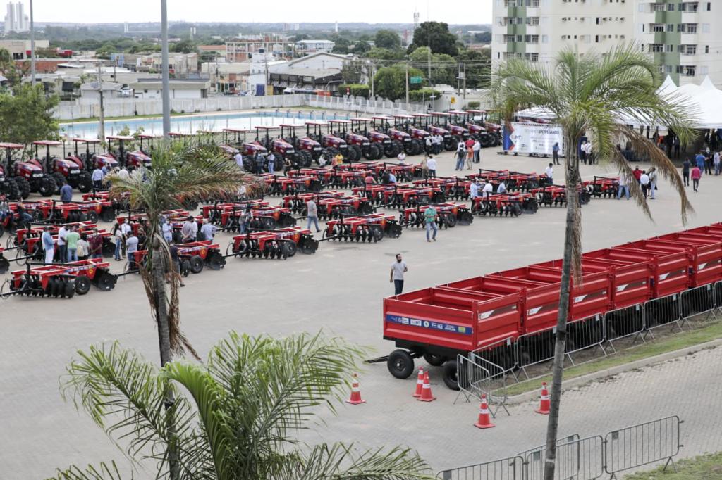 Governo entrega R$ 9,9 milhões em maquinários para produtores de Sinop e mais 82 cidades