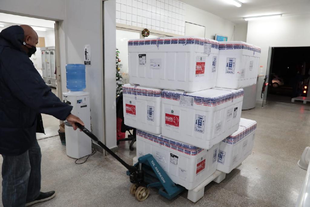 Comissão de secretários define critérios de distribuição das vacinas aos 141 municípios