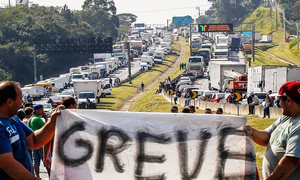 Caminhoneiros notificam ao governo a greve em 1º de novembro