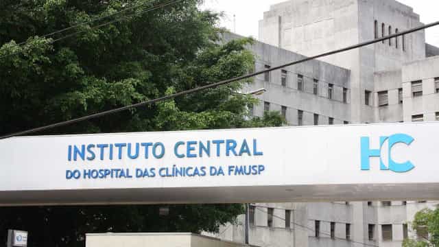 Hospital das Clínicas começa a vacinar profissionais contra covid-19