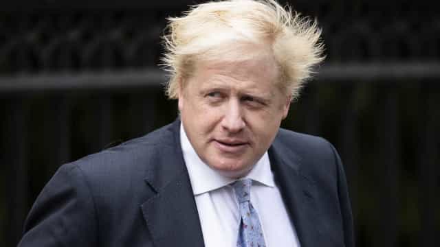 Boris Johnson lamenta 100 mil mortes por covid-19 e não prevê fim de lockdown