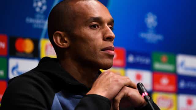 Querendo jogar no Brasil, zagueiro Miranda visita concentração e elogia Flamengo