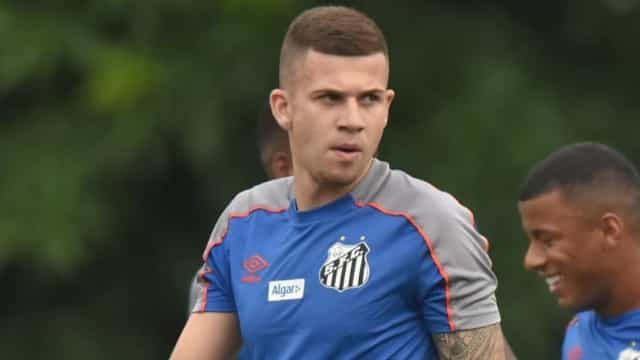 Jobson sofre grave lesão no ligamento no joelho e desfalca Santos na final