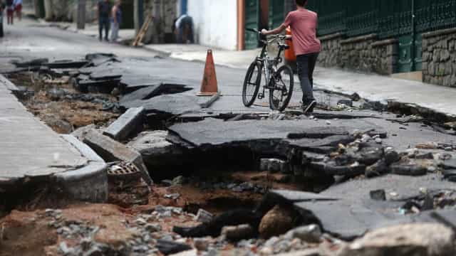Chuva provoca estragos no Rio, e há previsão de mais água para hoje