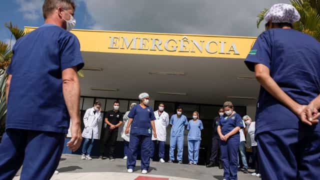 Com 5 milhões de profissionais de saúde, país não define quais deles receberão a vacina primeiro