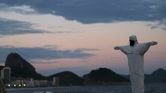 Primeira dose da vacina no Rio será aplicada nesta segunda-feira diante do Cristo