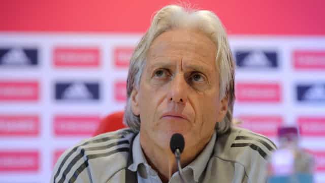 Com suspeita de infecção respiratória, Jorge Jesus passa por exames no Benfica