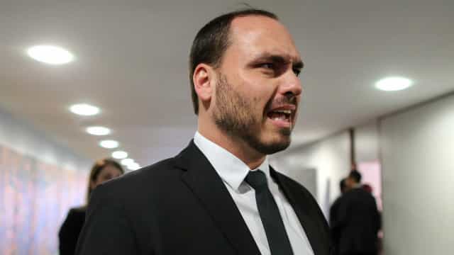 Carlos Bolsonaro confunde imunização do BBB com vacina, critica a Globo e depois apaga tuíte