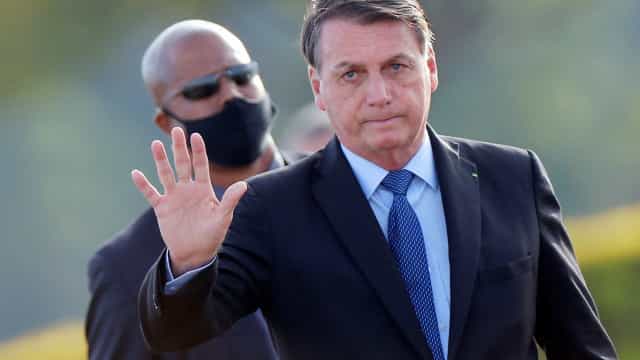 Não pode ficar gastando se pode produzir aqui, diz Bolsonaro sobre vacina