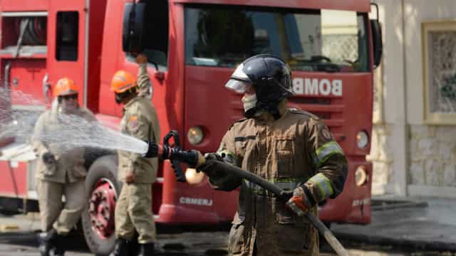 Incêndio atinge prédio comercial no centro de SP na manhã deste domingo (24)