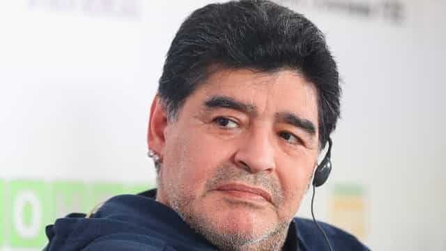 Médico de Maradona falsificou assinatura de ex-jogador, diz jornal