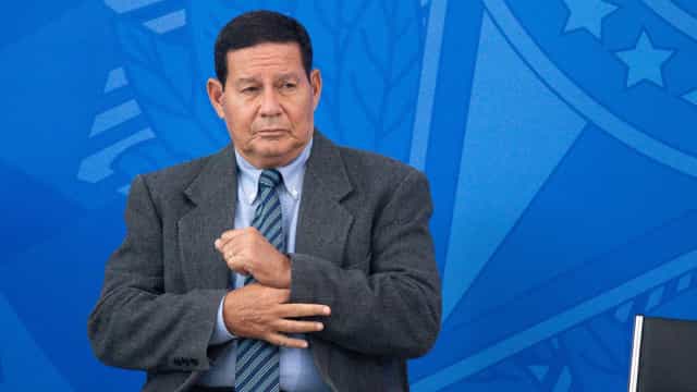 Mourão comemora vacina mas evita comentar ‘politicagem’ sobre 1ª vacinada em SP