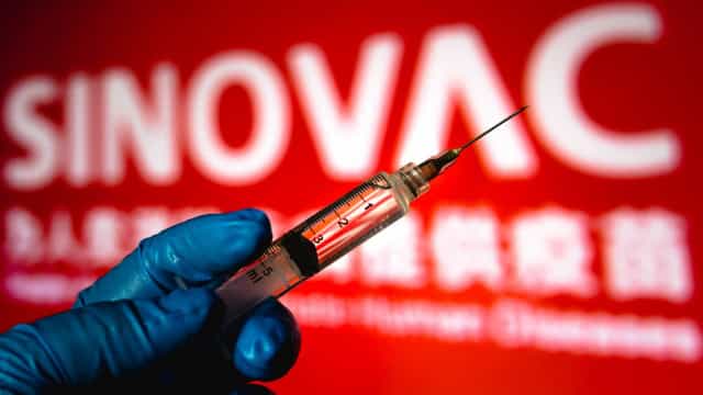 Com Doria ausente, governo apela a cientistas famosos em anúncio de eficácia menor de vacina