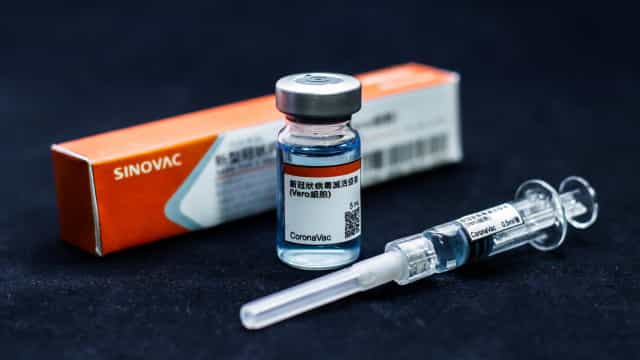 Sinovac anuncia que vai dobrar produção da Coronavac