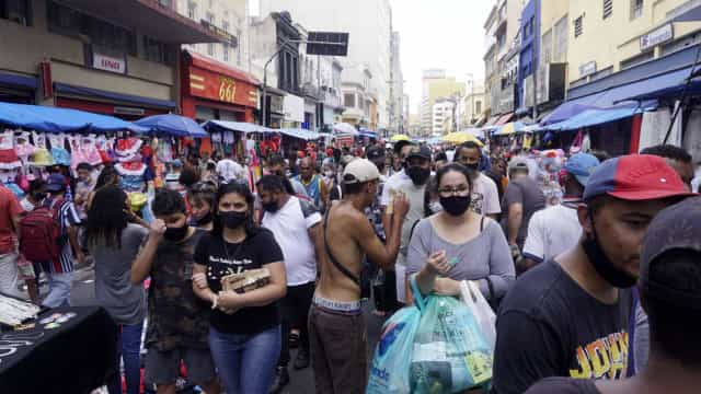 Comerciantes desrespeitam restrições da fase vermelha em São Paulo