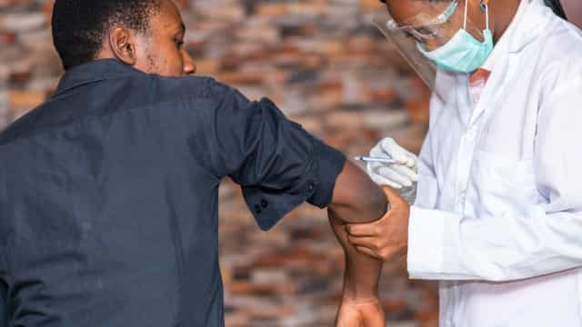 Covid: laboratório indiano faz acordo para entregar vacina ao SUS e rede privada