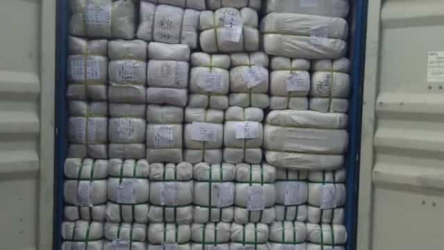 Receita apreende 300 toneladas de roupas importadas com indício de fraude