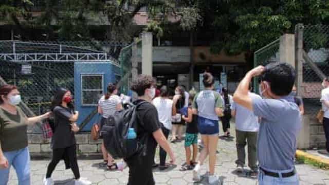 Na pandemia, estudantes não dispensam abraço de ‘boa sorte’ no 1º dia de Fuvest