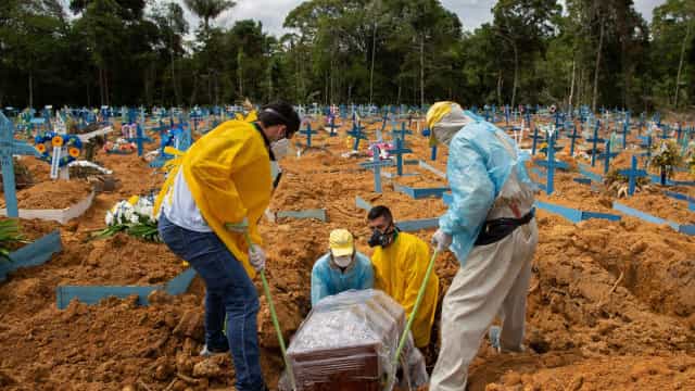 Média móvel de mortes fica acima de mil pelo segundo dia consecutivo