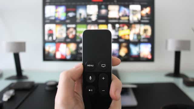Menos pessoas assistem à TV, mas nem todas migraram para o streaming
