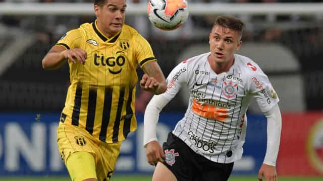 Lucas Piton passa por cirurgia e volta ao Corinthians em 6 semanas
