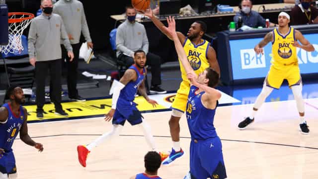 Com grande atuação de Nikola Jokic, Nuggets vencem os Warriors; 76ers batem Heat