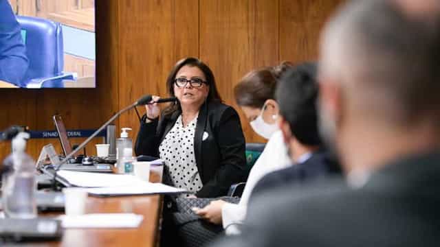 Diretora da Anvisa Cristiane Gomes vota por uso emergencial de vacinas no Brasil