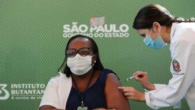 Enfermeira Mônica Calazans de São Paulo é a 1ª vacinada contra covid-19 no Brasil
