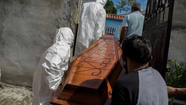 Brasil registra média móvel de 961 mortes diárias pelo coronavírus neste domingo
