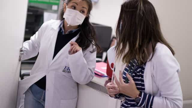 Hospital das Clínicas de SP monta operação de guerra para vacinar 28 mil profissionais