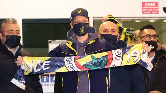 Özil deixa o Arsenal e se transfere para o Fenerbahçe