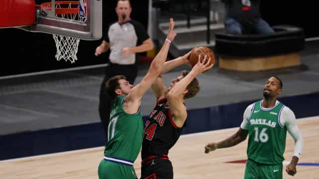 Doncic tem atuação de gala, supera Michael Jordan, mas Dallas perde para Chicago