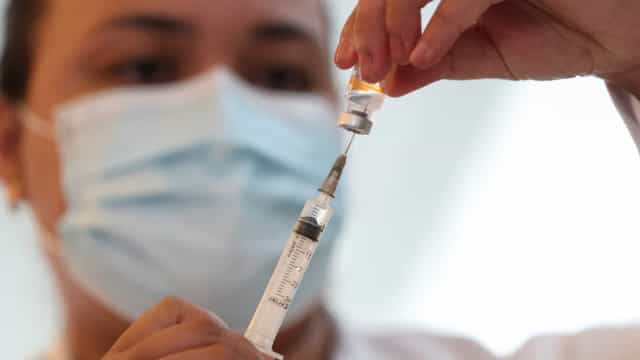 Capital paulista usará todas as vacinas disponíveis para a primeira dose de profissionais da saúde