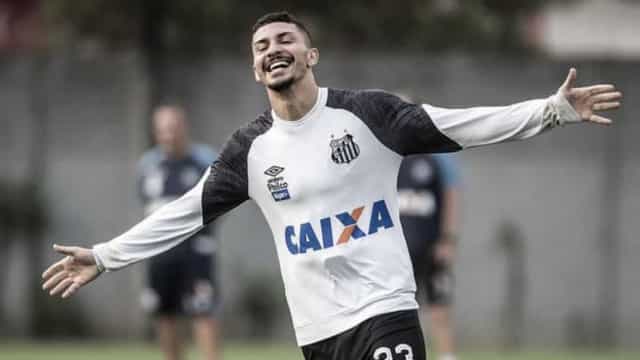 Recuperado do coronavírus, Alison treina e reforça o Santos na final
