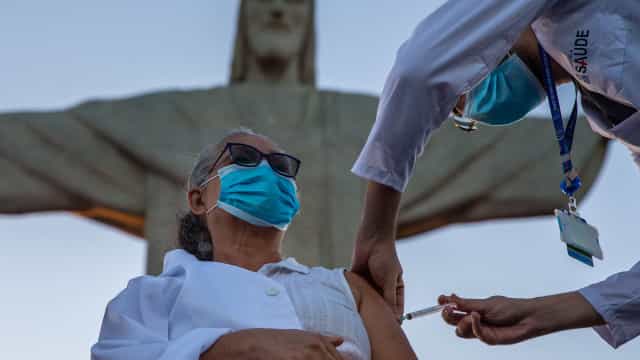 Brasil vacina mais que vizinhos, mas perde para turcos