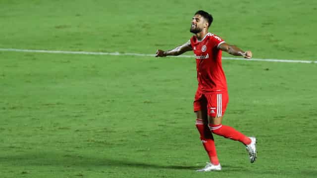Inter vira sobre o Grêmio no final e aumenta vantagem na liderança do Brasileirão