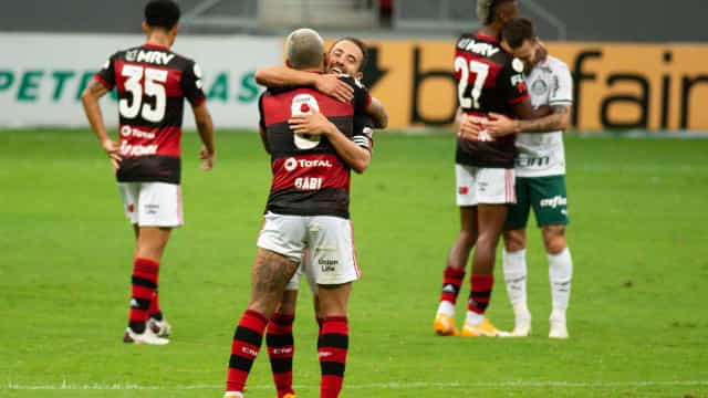 Flamengo bate Palmeiras e afasta rival da luta pelo título brasileiro