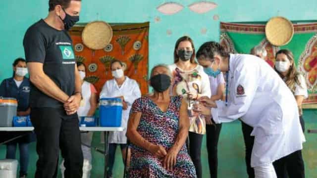 Doria participa de vacinação quilombolas de Eldorado (SP), que foram ofendidos por Bolsonaro