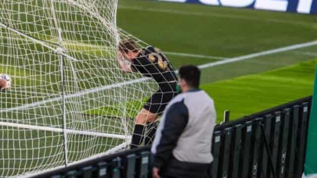 Sem Messi, Barcelona sofre diante do frágil Elche, mas ganha e reassume 3° lugar