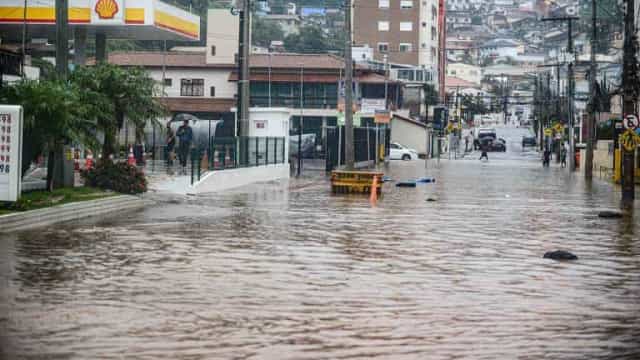 Com forte chuva, Florianópolis registra morte de mãe e filha em desabamento de muro