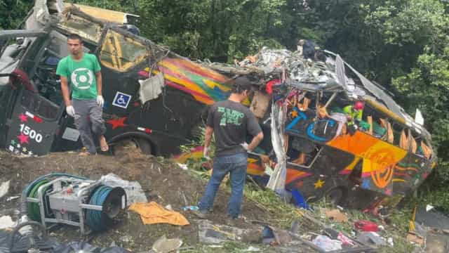 Acidente com ônibus deixa 14 mortos e 32 feridos no Paraná