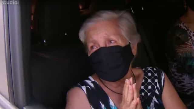 Idosa se emociona ao tomar vacina. Filha morreu com Covid-19
