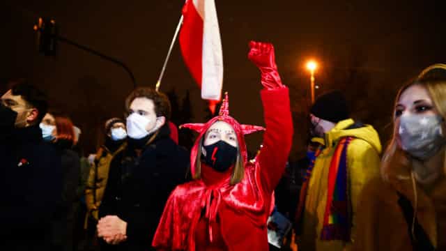Governo avança em proibição ao aborto e reacende protestos na Polônia
